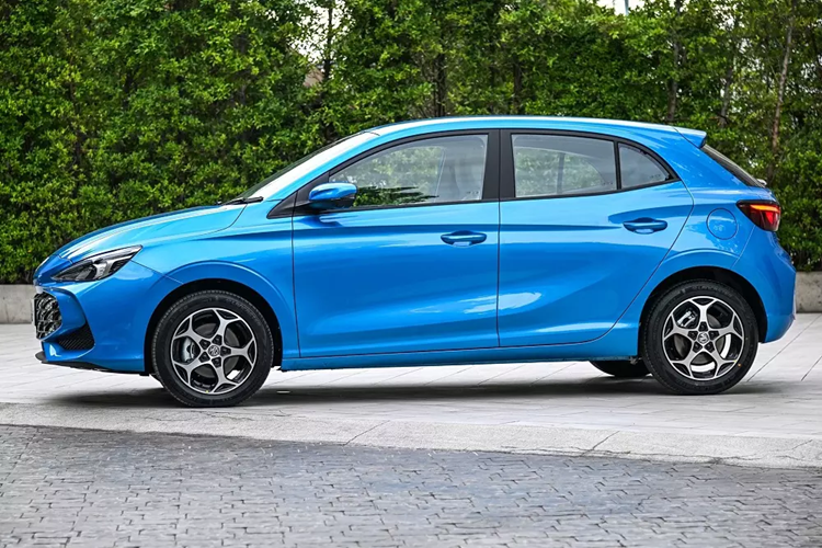 Thuộc cùng phân khúc với Mazda2, Toyota Yaris và Honda City Hatchback, MG3 2025 sở hữu kích thước dài x rộng x cao lần lượt là 4.113 x 1.797 x 1.502 mm cùng chiều dài cơ sở 2.570 mm. Mẫu xe này có chiều dài cơ sở nhỉnh hơn Toyota Yaris và ngắn hơn Honda City Hatchback.