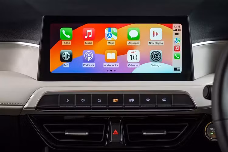 Bên cạnh đó, xe còn sở hữu vô lăng chỉnh 4 hướng tích hợp phím chức năng, bảng đồng hồ kỹ thuật số 7 inch, màn hình cảm ứng trung tâm 10,25 inch, hỗ trợ kết nối Apple CarPlay/Android Auto không dây, hệ thống âm thanh 6 loa, điều hòa tự động với màn hình hiển thị kỹ thuật số, hệ thống lọc không khí PM2.5, cửa gió dành cho hàng ghế sau, 2 cổng sạc USB Type A, 1 cổng USB Type C, chìa khóa thông minh và khởi động nút bấm.