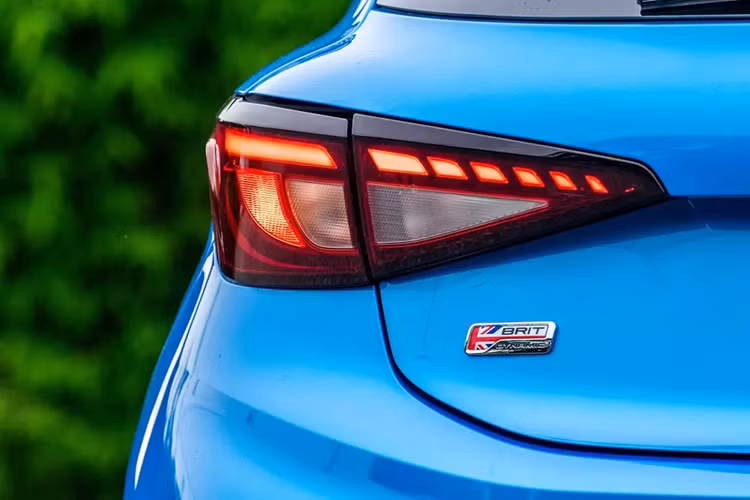 Thiết kế này khiến mẫu xe hatchback nhà MG trông thể thao và hiện đại hơn. Ở khu vực đầu xe, MG3 2025 được trang bị lưới tản nhiệt cỡ lớn và cụm đèn pha LED dữ dằn hơn trước. Thêm vào đó là khe gió rộng ở hai góc đầu xe và cánh lướt gió thể thao dưới cản trước.