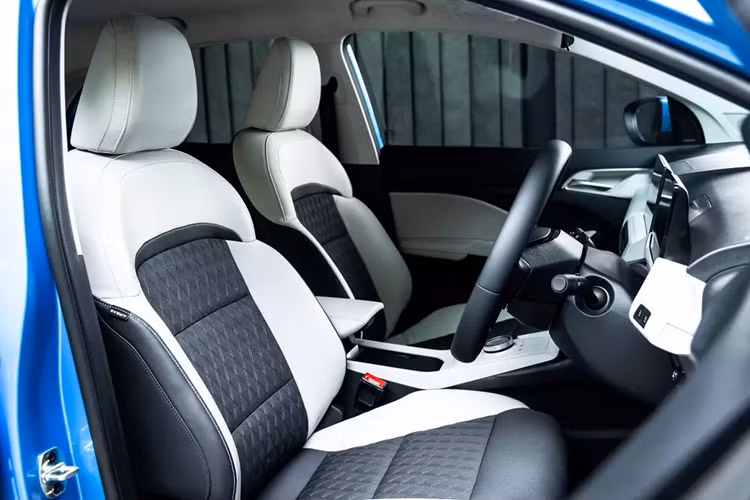 Trang bị an toàn tiêu chuẩn của MG3 2025 ở thị trường Thái Lan khá cơ bản với 6 túi khí, hệ thống chống bó cứng phanh ABS, phân phối lực phanh điện tử EBD, trợ lực phanh điện tử, kiểm soát phanh khi ôm cua, hệ thống kiểm soát lực kéo, hỗ trợ khởi hành ngang dốc, cảnh báo áp suất lốp, camera lùi và phanh đĩa trên 4 bánh.