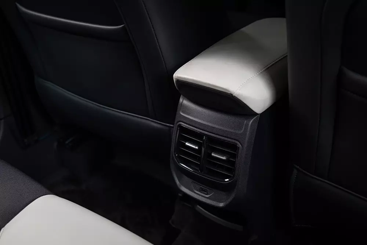 Động cơ kết hợp với mô-tơ điện mạnh 136 mã lực và 250 Nm. Tổng cộng, mẫu xe này có công suất tối đa 194 mã lực và mô-men xoắn cực đại 250 Nm.