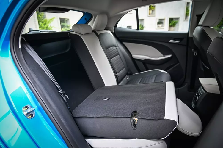 Tại thị trường Thái Lan, mẫu xe này có những trang bị tiêu chuẩn như đèn pha LED tự động bật/tắt, đèn chờ dẫn đường, đèn LED định vị ban ngày, đèn hậu LED, đèn sương mù sau, gương chiếu hậu gập điện/chỉnh điện/tự động gập khi lùi, vành hợp kim 16 inch, hệ thống treo MacPherson với thanh chống lật phía trước và hệ thống treo bán độc lập đằng sau.