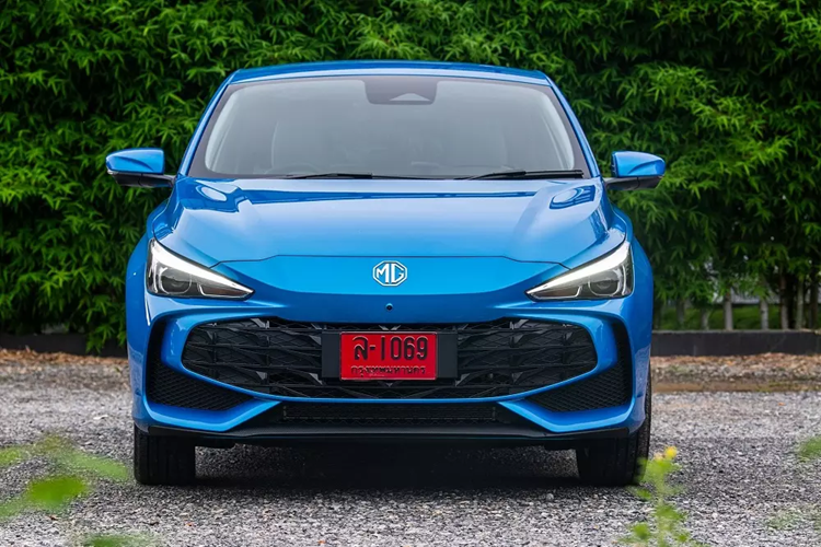 Giá xe MG3 2025 tương ứng cho 2 phiên bản là 579.900 Baht (khoảng 421 triệu đồng) và 619.900 Baht (450 triệu). Tuy nhiên, 1.000 chiếc xe đầu tiên sẽ được áp dụng giá bán đặc biệt, chỉ còn 559.900 Baht (407 triệu) và 599.900 Baht (436 triệu đồng).