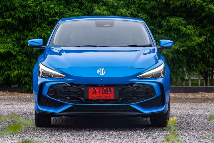Giá xe MG3 2025 tương ứng cho 2 phiên bản là 579.900 Baht (khoảng 421 triệu đồng) và 619.900 Baht (450 triệu). Tuy nhiên, 1.000 chiếc xe đầu tiên sẽ được áp dụng giá bán đặc biệt, chỉ còn 559.900 Baht (407 triệu) và 599.900 Baht (436 triệu đồng).