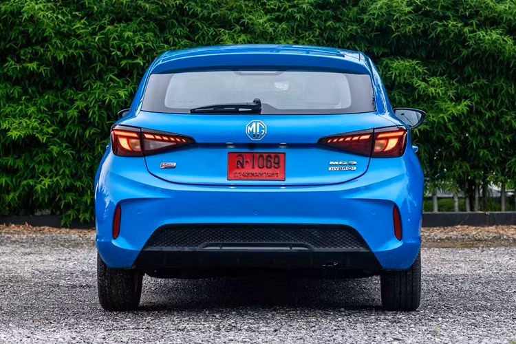 Sườn xe của mẫu ô tô Trung Quốc này có thêm nhiều đường dập gân hơn trước, vành la-zăng mới với thiết kế 5 chấu kép hình chữ "Y" và phay xước 2 màu. Đằng sau xe xuất hiện cụm đèn hậu nhỏ gọn với thiết kế tương tự đèn pha và cản sau tích hợp hốc gió giả cũng như 2 dải đèn nằm dọc.