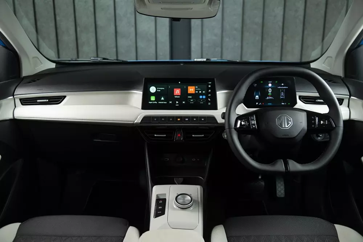 Trong khi đó, bản cao cấp nhất có thêm cần gạt mưa tự động, ghế bọc da tổng hợp phối 2 màu đen - trắng, sạc điện thoại không dây, camera 360 độ, hệ thống kiểm soát hành trình thích ứng