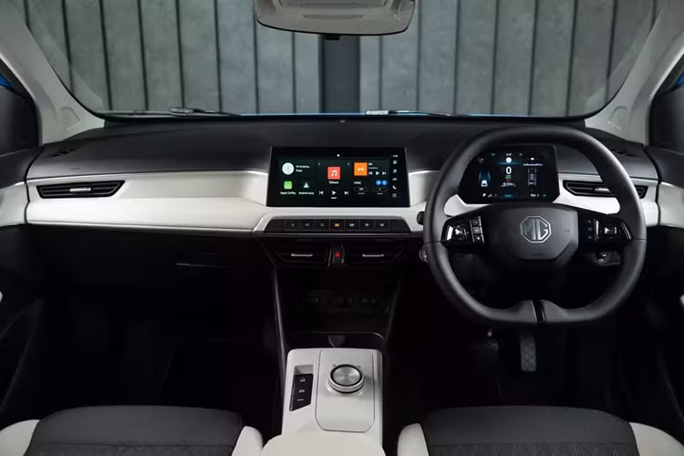 Trong khi đó, bản cao cấp nhất có thêm cần gạt mưa tự động, ghế bọc da tổng hợp phối 2 màu đen - trắng, sạc điện thoại không dây, camera 360 độ, hệ thống kiểm soát hành trình thích ứng