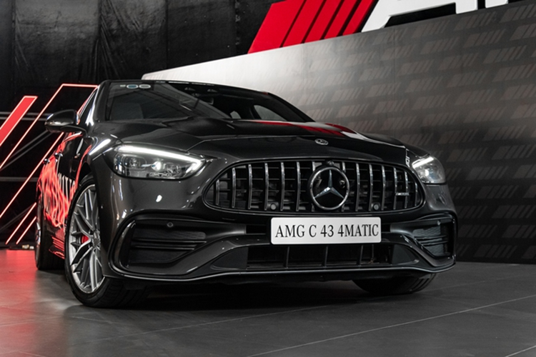 Nội thất Mercedes-AMG C43 có nhiều tương đồng với C300 AMG, tông màu chủ đạo đỏ – đen và các trang bị tiện nghi như màn hình cảm ứng kích thước 11,9 inch hệ thống thông tin giải trí MBUX. Vô-lăng Mercedes-AMG C43 mang phong cách thể thao với hai núm xoay chọn chế độ lái AMG Dynamic Select, điều khiển âm thanh ống xả.