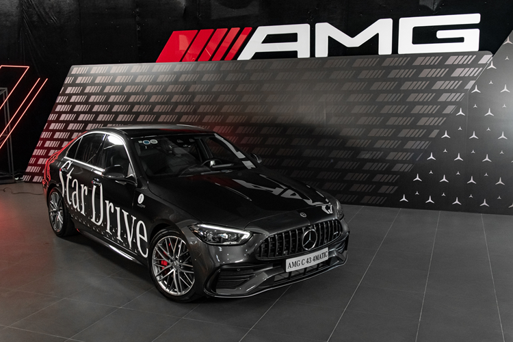 Mercedes-AMG C43 4Matic trang bị động cơ mild-hybrid (mã M139l) dung tích 2.0L 4 xy-lanh, bổ trợ bởi công nghệ hybrid 48V tích hợp máy phát cho khả năng tạm thời tăng công suất hệ thống thêm 14 mã lực. Công suất tối đa đạt 402 mã lực và 500 Nm mô-men xoắn.