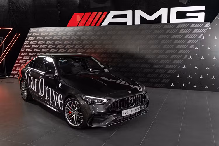 Mercedes-AMG C43 4Matic trang bị động cơ mild-hybrid (mã M139l) dung tích 2.0L 4 xy-lanh, bổ trợ bởi công nghệ hybrid 48V tích hợp máy phát cho khả năng tạm thời tăng công suất hệ thống thêm 14 mã lực. Công suất tối đa đạt 402 mã lực và 500 Nm mô-men xoắn.