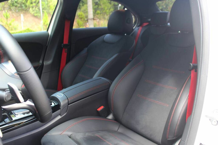 Nội thất A35 4MATIC sedan mang cảm hứng từ tương lai cao cấp hướng đến sự cao cấp vượt trội. Hệ thống đèn viền 64 màu tùy chỉnh theo ý thích. Chất liệu trên xe đa phần là da lộn, ghế ngồi thể thao, có phím tuỳ chỉnh chế độ lái…