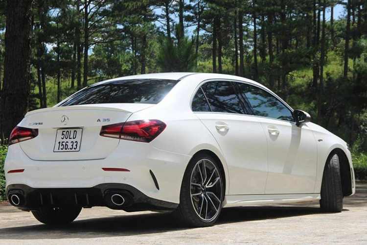 Sức mạnh của A35 4MATIC là khối động cơ M260, sử dụng công nghệ tăng áp, sản sinh công suất 306 mã lực và mô-men cực đại 400 Nm, kết hợp hộp số ly hợp kép AMG SPEEDSHIFT 7G-DCT. Khả năng tăng tốc từ 0-100 km/h trong 4,8 giây. Hệ dẫn động 4 bánh toàn thời gian 4MATIC, giúp tối ưu độ bám trong khúc cua hoặc khi cần tăng tốc.