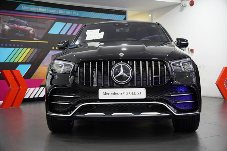 Ngoại thất Mercedes-AMG GLE 53 4MATIC+ Coupe so với GLE bản thường có chút khác biệt, GLE 53 4MATIC+ nam tính và thể thao hơn, lưới tản nhiệt nan dọc Panamericana đặc trưng AMG. Xe trang bị bộ mâm 21 inch 5 chấu AMG, 4 ống xả hình tròn đặt đối xứng hai bên.