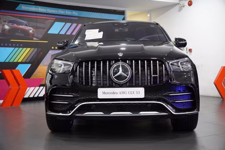 Ngoại thất Mercedes-AMG GLE 53 4MATIC+ Coupe so với GLE bản thường có chút khác biệt, GLE 53 4MATIC+ nam tính và thể thao hơn, lưới tản nhiệt nan dọc Panamericana đặc trưng AMG. Xe trang bị bộ mâm 21 inch 5 chấu AMG, 4 ống xả hình tròn đặt đối xứng hai bên.