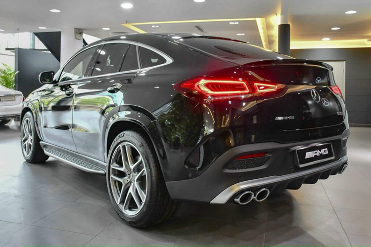 Mercedes-AMG GLE 53 4MATIC+ còn có hệ thống treo thể thao AMG Ride Control có thể điều chỉnh thích ứng, hạ thấp trọng tâm 5 mm.