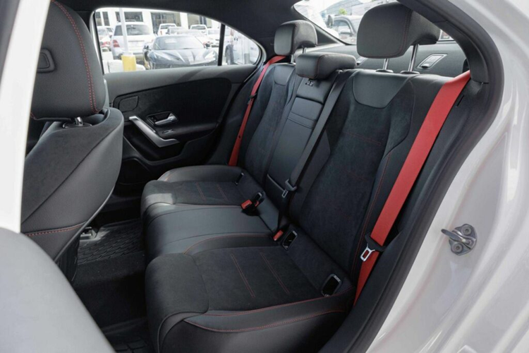 Mercedes-AMG A35 4MATIC trang bị AMG DYNAMIC SELECT với 5 chế độ lái, bao gồm “Slippery”, “Comfort”, “Sport”, “Sport +” và “Individual”. Mercedes-AMG A 35 4MATIC trang bị giao diện MBUX (Mercedes-Benz User Experience) màn hình cảm ứng 10,25 inch.