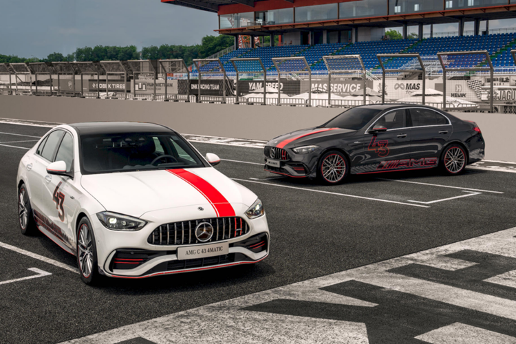 Mercedes-AMG C43 có sự khác biệt rõ rệt khi đặt với các mẫu Mercedes-Benz C-Class từ ngoại hình như lưới tản nhiệt nan dọc Panamericana đặc trưng AMG, đèn chiếu sáng trước Digital Light, mâm đa chấu 19 inch, kẹp phanh AMG màu đỏ, cánh gió liền cốp và cặp ống xả kép mạ chrome.