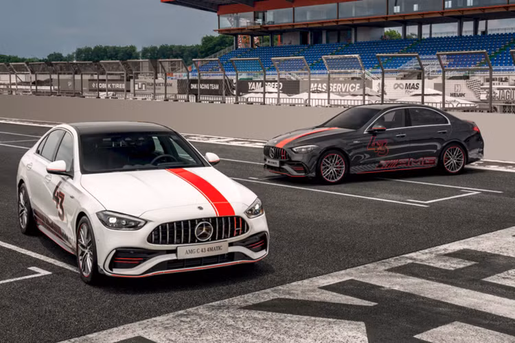 Mercedes-AMG C43 có sự khác biệt rõ rệt khi đặt với các mẫu Mercedes-Benz C-Class từ ngoại hình như lưới tản nhiệt nan dọc Panamericana đặc trưng AMG, đèn chiếu sáng trước Digital Light, mâm đa chấu 19 inch, kẹp phanh AMG màu đỏ, cánh gió liền cốp và cặp ống xả kép mạ chrome.