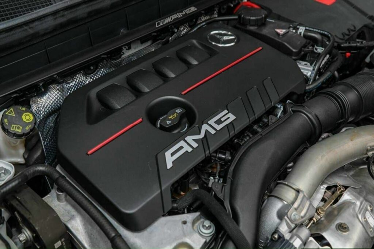 Với thiết kế sedan, Mercedes-AMG A35 4MATIC có đủ không gian chỗ để chân cũng như khoảng không phía trên. A35 4MATIC là mẫu xe dẫn đầu trong phân khúc về khoảng không phía trên cho hàng ghế sau với 944mm. Khoang hành lý 420 lít và hàng ghế sau có thể gập lại.