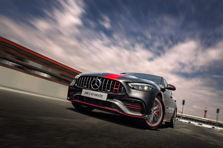 Hộp số tự động 9 cấp và hệ dẫn động bốn bánh toàn thời gian 4Matic. Mercedes-AMG C43 4Matic chỉ mất 4.6 giây để tăng tốc từ 0-100km/h. Tỷ lệ phân bố mô-men xoắn lần lượt là 31% cho bánh trước và 69% cho bánh sau. Xe có 5 chế độ lái gồm Slippery, Comfort, Sport, Sport+ và Individual; đặc biệt chế độ lái “Race Start”.