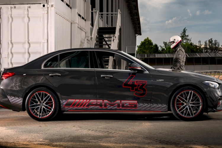 Mercedes-AMG C43 4Matic chính thức ra mắt Việt Nam vào tháng 8/2023. Mức giá mới của C43 4Matic cao hơn C 300 AMG khoảng 711 triệu đồng; điều này giúp mẫu xe hiệu suất cao AMG tại Việt Nam cực kỳ hấp dẫn. Mercedes-AMG C43 4Matic có số VIN 2023 và số lượng xe không nhiều.