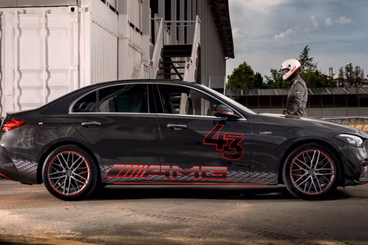 Mercedes-AMG C43 4Matic chính thức ra mắt Việt Nam vào tháng 8/2023. Mức giá mới của C43 4Matic cao hơn C 300 AMG khoảng 711 triệu đồng; điều này giúp mẫu xe hiệu suất cao AMG tại Việt Nam cực kỳ hấp dẫn. Mercedes-AMG C43 4Matic có số VIN 2023 và số lượng xe không nhiều.