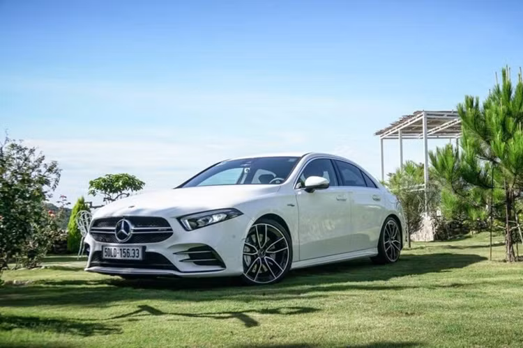  Mercedes-AMG A35 giảm hơn 180 triệu đồng Mercedes-AMG A35 4Matic tại Việt Nam cũng được điều chỉnh giá bán từ ngày 1/8/2024, mức giá mới là 1,818 tỷ đồng, giảm 182 triệu so với giá cũ. Mercedes-AMG A35 4Matic là biến thể sedan của dòng A-Class, ở thời điểm này A 35 4Matic là chiếc AMG có mức giá dễ “chơi” nhất tại Việt Nam. Còn phiên bản A45 là biến thể của hatchback.