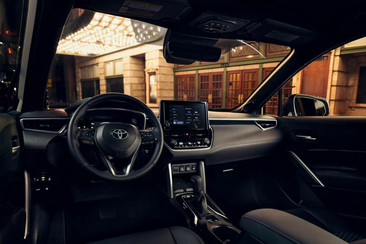 Cả hai phiên bản L và S đều được trang bị tiêu chuẩn ốp gương màu đen mờ, ăng-ten vây cá mập, đồng thời các huy hiệu “AWD” và “HEV” bên ngoài thân xe được thay đổi vị trí.