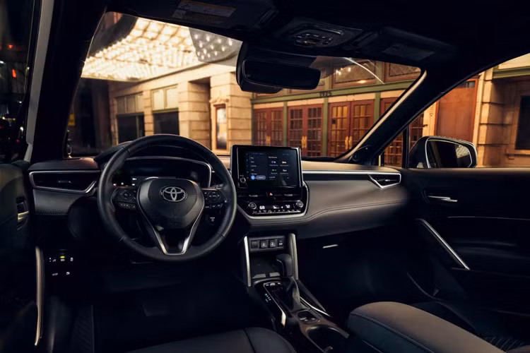 Cả hai phiên bản L và S đều được trang bị tiêu chuẩn ốp gương màu đen mờ, ăng-ten vây cá mập, đồng thời các huy hiệu “AWD” và “HEV” bên ngoài thân xe được thay đổi vị trí.