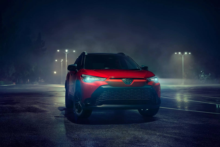 Màu sơn đỏ này là một sự bổ sung hoàn hảo cho dải sản phẩm hiện tại của hãng Nhật và ngôn ngữ thiết kế Kodo, làm nổi bật những đường cong và sự lung linh của thân xe dưới ánh mặt trời.