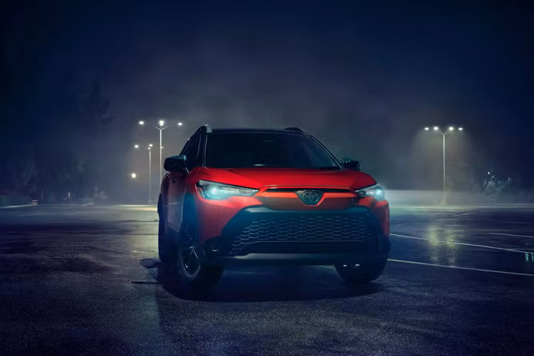 Màu sơn đỏ này là một sự bổ sung hoàn hảo cho dải sản phẩm hiện tại của hãng Nhật và ngôn ngữ thiết kế Kodo, làm nổi bật những đường cong và sự lung linh của thân xe dưới ánh mặt trời.