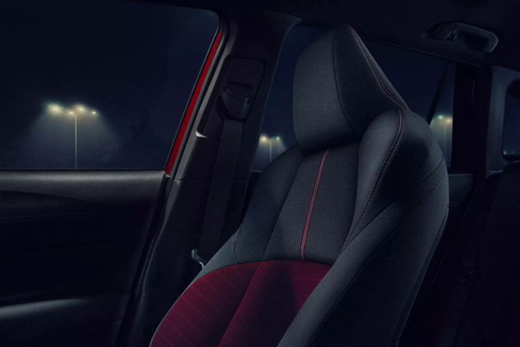 Mẫu xe Corolla Cross 2025 đời mới sẽ có mặt tại các đại lý Toyota trên khắp nước Mỹ ngay trong tháng 12/2024 này. Mức giá xe Corolla Cross 2025 khởi điểm từ 24.000 USD (khoảng 610 triệu đồng) cho phiên bản L dùng động cơ đốt trong và dẫn động cầu trước.