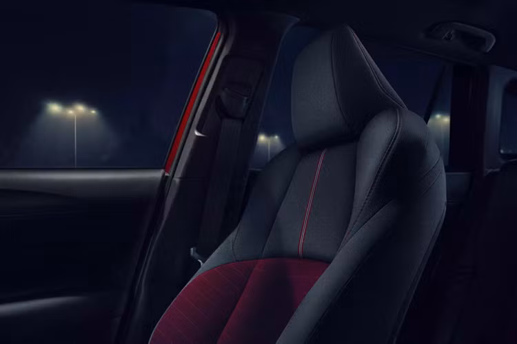 Mẫu xe Corolla Cross 2025 đời mới sẽ có mặt tại các đại lý Toyota trên khắp nước Mỹ ngay trong tháng 12/2024 này. Mức giá xe Corolla Cross 2025 khởi điểm từ 24.000 USD (khoảng 610 triệu đồng) cho phiên bản L dùng động cơ đốt trong và dẫn động cầu trước.