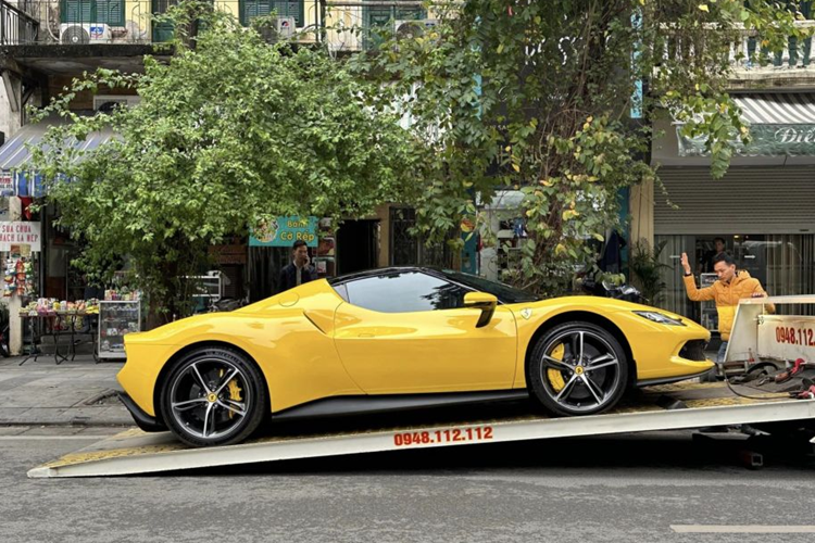 Siêu xe Ferrari 296 GTB mới bị đại gia Hà Nội bán lại có thể tăng tốc từ vị trí xuất phát lên 100 km/h chỉ trong thời gian 2,9 giây trước khi đạt vận tốc tối đa 330 km/h. Dòng xe plug-in hybrid có thể di chuyển với quãng đường tối đa 25 km và vận tốc tối đa là 135 km/h chỉ với động cơ điện.