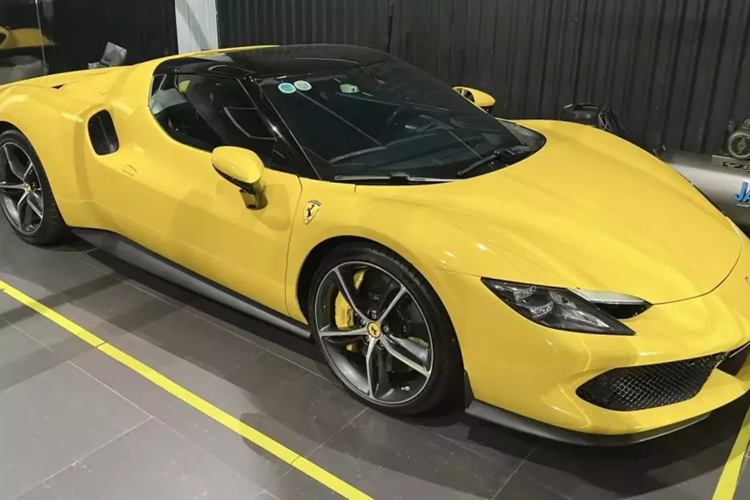 Điểm thú vị của siêu xe Ferrari 296 GTB sẽ đến từ hệ truyền động plug-in hybrid với động cơ xăng V6, dung tích 2.9 lít, tăng áp, đây cũng là đánh dấu việc khối động cơ V6 quay trở lại sau 5 thập kỷ vắng bóng, động cơ đốt trong sản sinh công suất tối đa 654 mã lực và động cơ điện mang đến thêm công suất tối đa 164 mã lực.