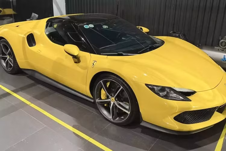 Điểm thú vị của siêu xe Ferrari 296 GTB sẽ đến từ hệ truyền động plug-in hybrid với động cơ xăng V6, dung tích 2.9 lít, tăng áp, đây cũng là đánh dấu việc khối động cơ V6 quay trở lại sau 5 thập kỷ vắng bóng, động cơ đốt trong sản sinh công suất tối đa 654 mã lực và động cơ điện mang đến thêm công suất tối đa 164 mã lực.