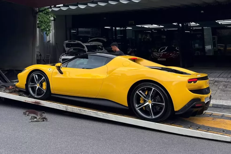 Người mua chiếc siêu xe Ferrari 296 GTB là 1 doanh nhân khá kín tiếng và trong garage xe của anh, khá thú vị là đang thiếu thương hiệu xe Ferrari sau khi đã có các hãng xe khác như Lamborghini, Mercedes (3 xe), Porsche hay Rolls-Royce.