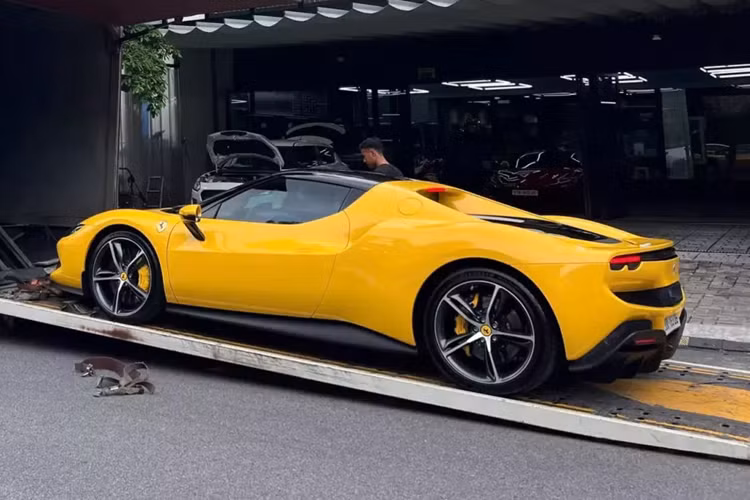 Người mua chiếc siêu xe Ferrari 296 GTB là 1 doanh nhân khá kín tiếng và trong garage xe của anh, khá thú vị là đang thiếu thương hiệu xe Ferrari sau khi đã có các hãng xe khác như Lamborghini, Mercedes (3 xe), Porsche hay Rolls-Royce.