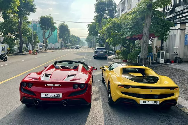 Siêu xe Ferrari 296 GTB đầu tiên về Việt Nam và mới được 1 doanh nhân Tp.HCM mua lại có ngoại thất sơn màu vàng khá hiếu chiến, đi kèm đó còn có nhiều chi tiết sơn đen và bạc, xe thuộc bản tiêu chuẩn.