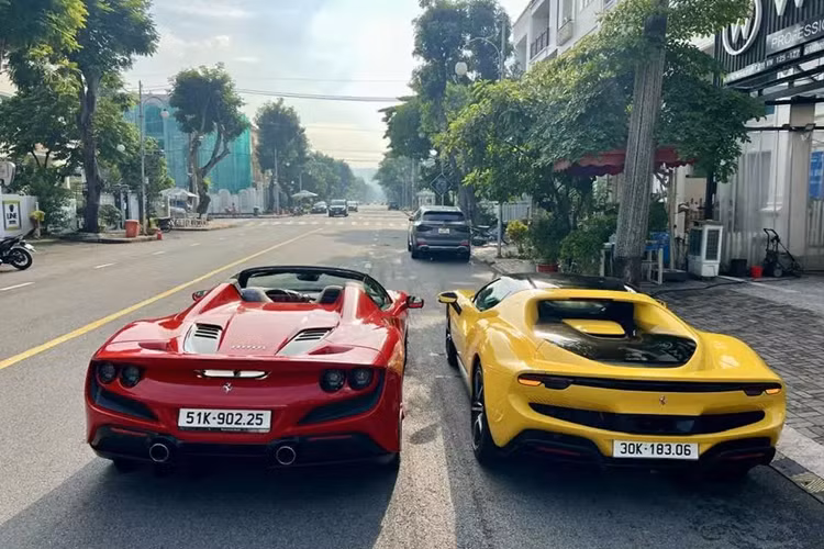 Siêu xe Ferrari 296 GTB đầu tiên về Việt Nam và mới được 1 doanh nhân Tp.HCM mua lại có ngoại thất sơn màu vàng khá hiếu chiến, đi kèm đó còn có nhiều chi tiết sơn đen và bạc, xe thuộc bản tiêu chuẩn.