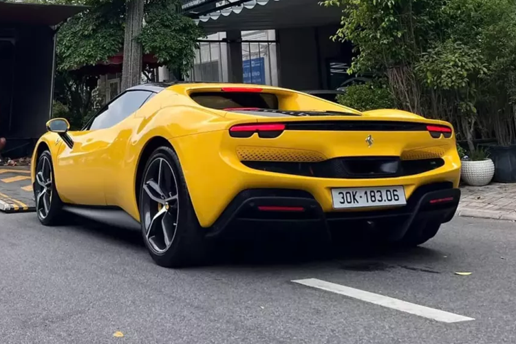 Số lượng siêu xe Ferrari 296 tại Việt Nam có thể đã hơn 8 xe, với 2 bản chính là GTB hiểu đơn giản là xe Coupe và GTS là bản mui trần, tất cả đều được nhập khẩu chính hãng, với các màu xanh dương, xám, vàng hay màu đỏ nổi bật.