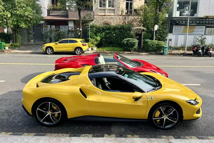 Sau đó, chiếc Ferrari 296 GTB này được chào bán 23 tỷ đồng, ngang xe chính hãng và đến nay, sau 8 tháng được các "hoa tiêu" nhiệt tình rao bán, siêu ngựa đã chính thức có chủ nhân. Hiện chưa rõ mức giá bán cho giao dịch này, nhưng cho thấy, thị trường siêu xe "lướt" ở Việt Nam không phải đóng băng.