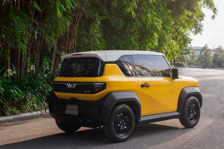 Xe không có màn hình giải trí và bệ tỳ tay trung tâm.