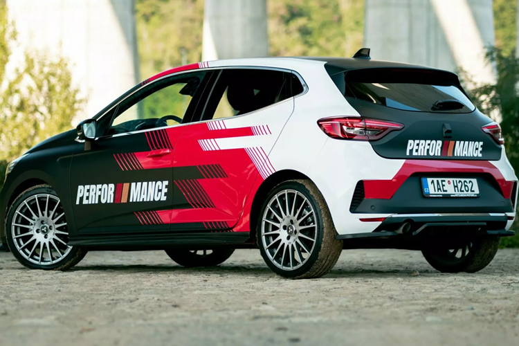 Ngoài ra, đội ngũ phát triển đã thêm các điểm nhấn màu đỏ vào lưới tản nhiệt, bộ chia gió trước đồ sộ và phần mở rộng váy bên. Hoàn thiện diện mạo là bộ vành hợp kim OZ Racing Superturismo GT 18 inch mới.