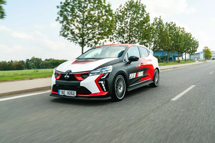 Mẫu xe cũng được trang bị khối động cơ ba xi-lanh 1.0 lít tăng áp được cải tiến đôi chút kết hợp với hộp số sàn sáu cấp. Công suất đã được tăng từ 99 mã lực và 160 Nm của mẫu xe tiêu chuẩn lên mức ấn tượng hơn là 127 mã lực và mô-men xoắn 222 Nm. Những con số này thậm chí đã được xác nhận trên một máy đo công suất đầu ra xe.