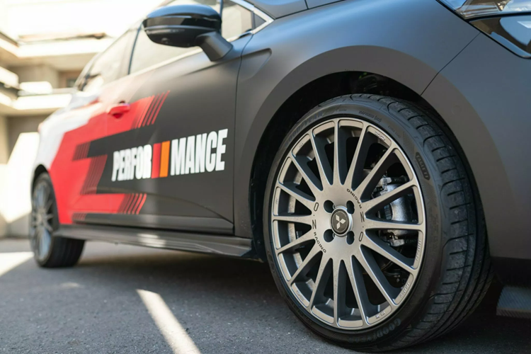 Theo Vladimír Hejna, Giám đốc bán hàng tại Mitsubishi tại Cộng hòa Séc, mục tiêu chiếc Colt Performance là “tạo ra một mẫu xe thú vị để lái”, lấy cảm hứng từ những thành công của thương hiệu trong lĩnh vực đua xe thể thao với Lancer Evolution. 