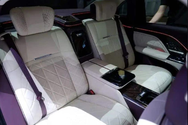 Hongqi Guoya 2024 được trang bị bảng đồng hồ full LCD và màn hình điều khiển trung tâm treo lớn. Vô lăng được gắn logo Golden Sunflower mang tính biểu tượng của Hongqi.