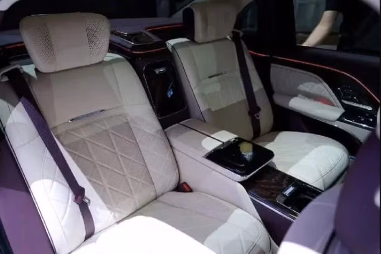 Hongqi Guoya 2024 được trang bị bảng đồng hồ full LCD và màn hình điều khiển trung tâm treo lớn. Vô lăng được gắn logo Golden Sunflower mang tính biểu tượng của Hongqi.