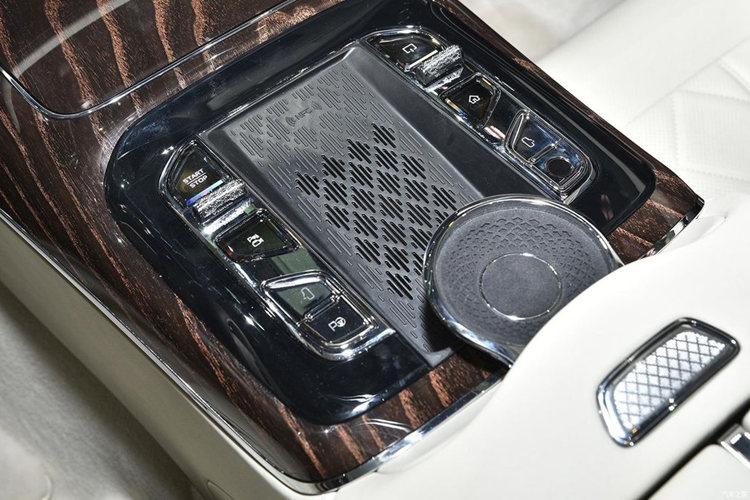 Nhìn từ bên hông, Hongqi Guoya 2024 có khoảng sáng gầm xe thấp, thân xe hai màu trắng-đỏ sang trọng. Xe được trang bị bộ mâm đa chấu mạ crôm sáng bóng, nổi bật kích thước 19 inch hoặc 20 inch.