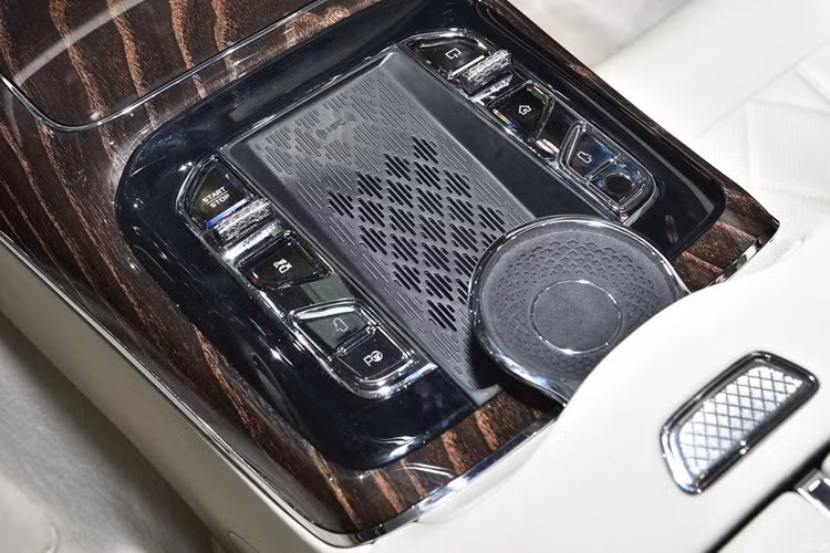 Nhìn từ bên hông, Hongqi Guoya 2024 có khoảng sáng gầm xe thấp, thân xe hai màu trắng-đỏ sang trọng. Xe được trang bị bộ mâm đa chấu mạ crôm sáng bóng, nổi bật kích thước 19 inch hoặc 20 inch.